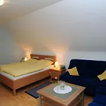 Konukevi Kuryhof 3*